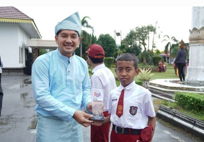 sempat_diguyur_hujan_upacara_hut_ke80_pgri_berjalan_lancar