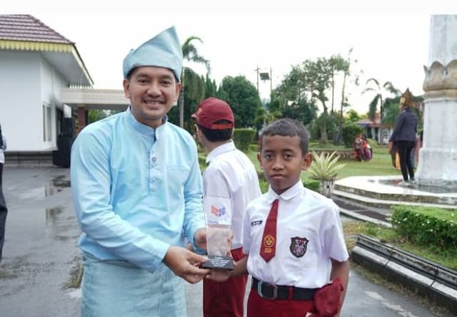 sempat_diguyur_hujan_upacara_hut_ke80_pgri_berjalan_lancar