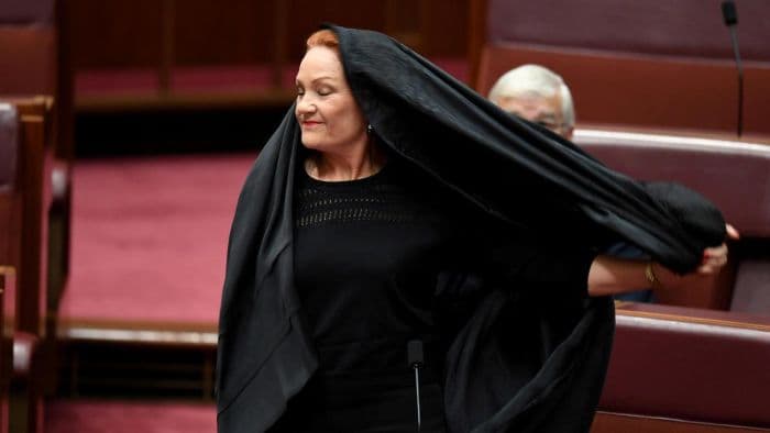 senat_australia_skors_pauline_hanson_usai_kenakan_burqa_di_parlemen