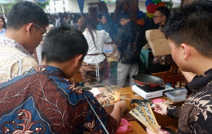 sman_1_medan_gelar_bazar_kreativitas_dan_makanan_tradisional_hari_guru