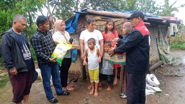 tujuh_kk_di_dairi_hidup_memprihatinkan_serka_jonni_berutu_turun_langsung_bawa_bantuan
