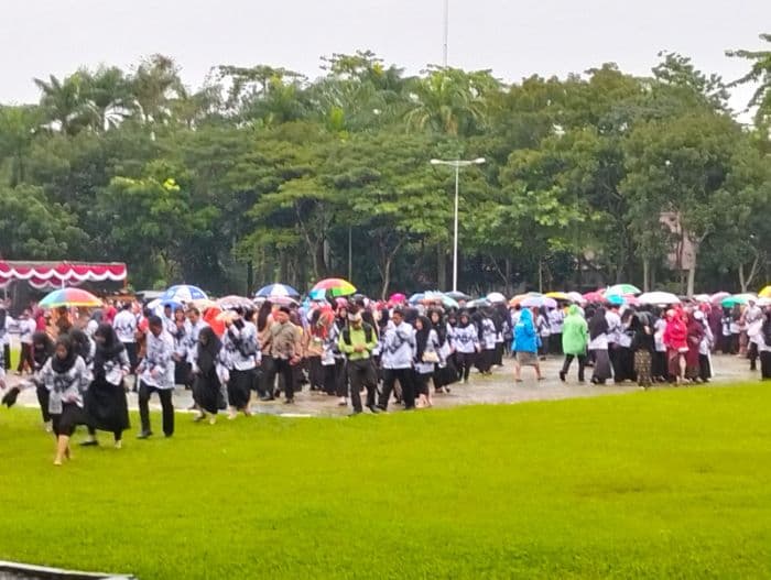 upacara_hari_guru_nasional_di_deli_serdang_diguyur_hujan_bupati_dan_peserta_basah_kuyup