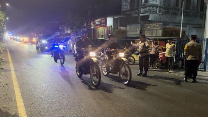 beri_rasa_aman_gerejagereja_di_binjai_dijaga_polritni_saat_malam_natal_