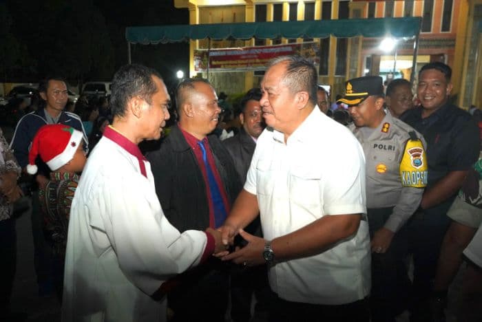 bupati_asahan_pantau_malam_natal_2025_pastikan_ibadah_aman_dan_khidmat