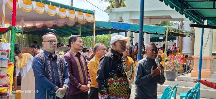 bupati_dairi_vickner_sinaga_bersama_dahlan_iskan_sapa_jemaat_gereja_paroki_mpok_sidikalang