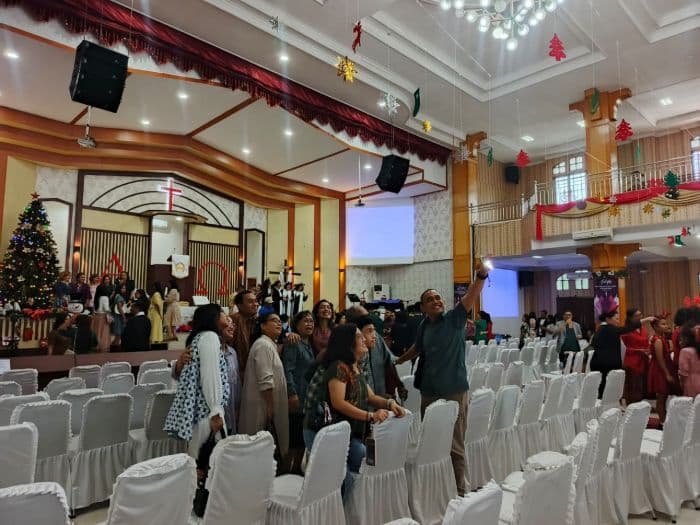 jemaat_gpib_immanuel_medan_doakan_korban_bencana_alam_pada_momentum_natal_2025