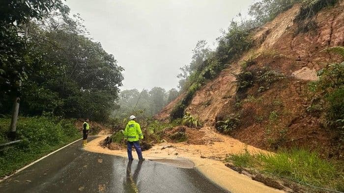 longsor_tutup_jalan_tarutungsibolga_akses_lalu_lintas_terputus_total_