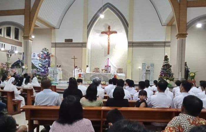 malam_natal_di_gereja_paroki_santo_yosef_pandan_doakan_korban_bencana_alam_sumatra