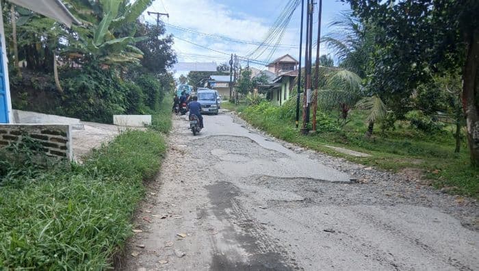 pengunjung_keluhkan_jalan_rusak_menuju_wisata_pemandian_karang_anyer