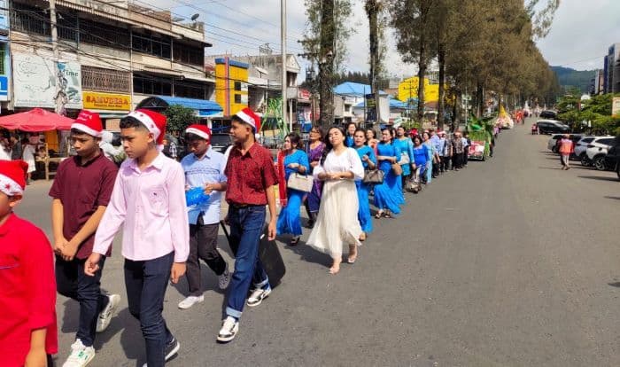 ribuan_jemaat_gbkp_berastagi_meriahkan_natal_dengan_menggelar_pawai_