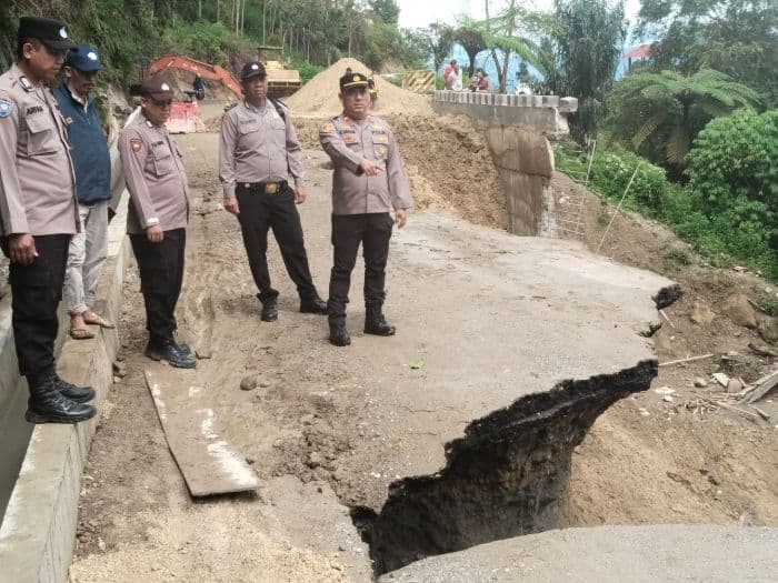 jalan_lingkar_pulau_samosir_terputus_akibat_longsor
