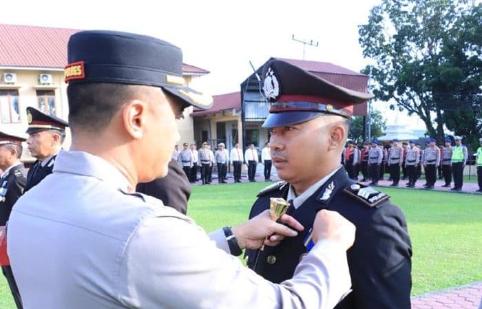 kapolres_labuhanbatu_anugerahkan_satya_lencana_kepada_personel_berprestasi
