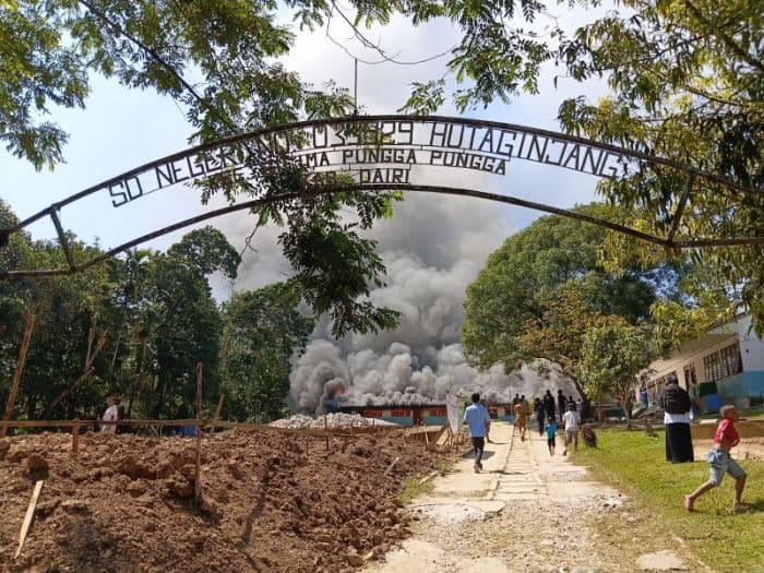 sdn_033929_huta_ginjang_di_dairi_terbakar_empat_ruangan_hangus