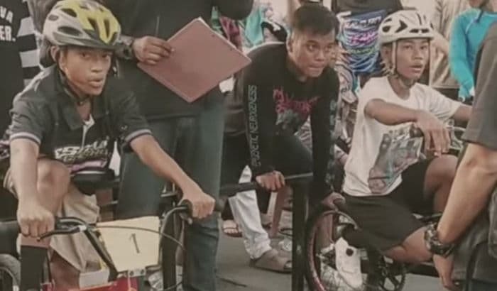 sejumlah_remaja_antusias_ikut_balap_sepeda_ontel_bmx_di_binjai_