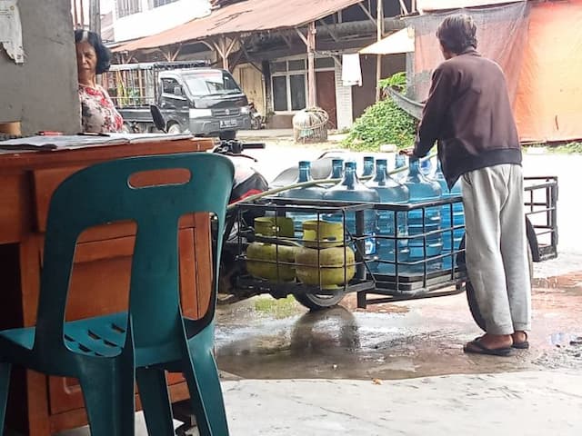 warga_minta_dinkes_toba_sidak_soal_standar_depot_baku_mutu_air_minum