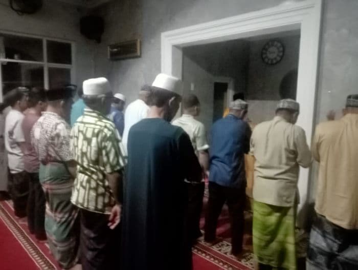 hujan_deras_listrik_padam_saat_salat_tarawih_di_lubuk_pakam