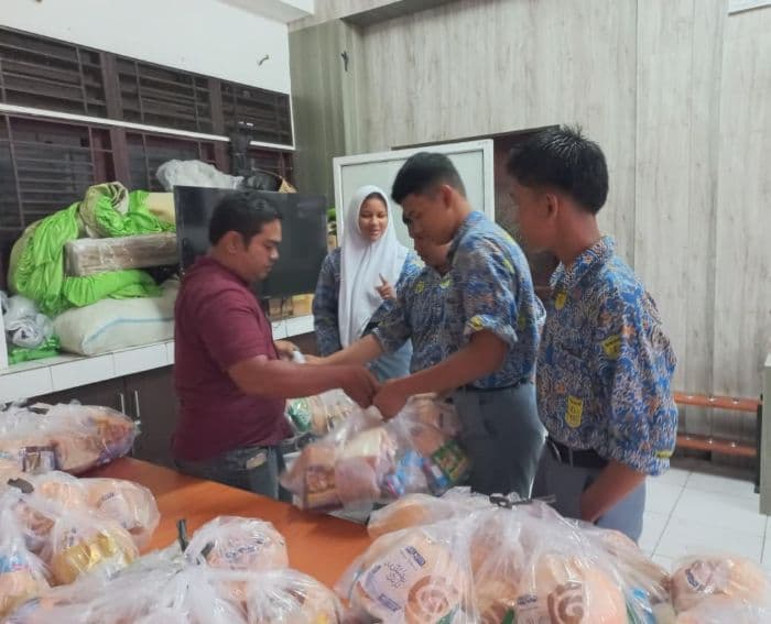 mbg_ramadan_di_sman_6_medan_dibagikan_untuk_704_siswa_dan_58_guru