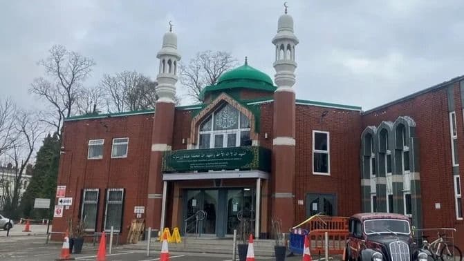 pria_bawa_kapak_dan_pisau_ke_masjid_di_manchester_saat_salat_tarawih_ditangkap_