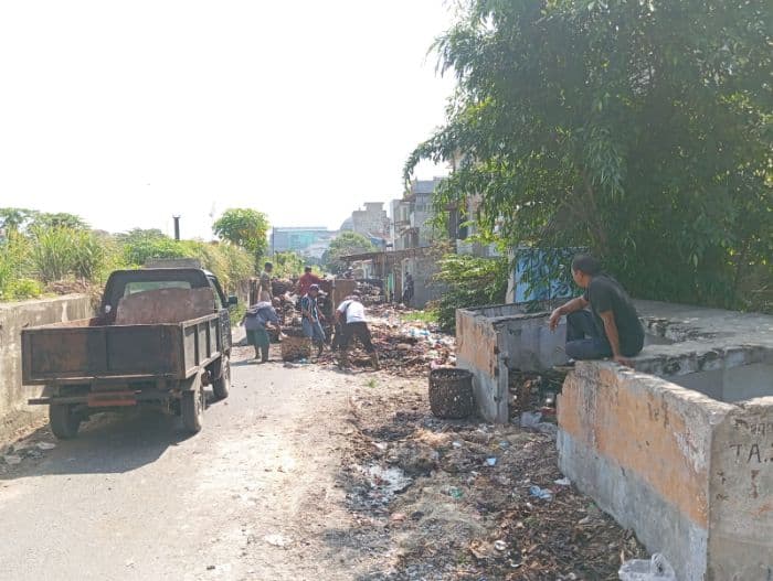 akhirnya_tumpukan_sampah_di_belakang_gedung_iv_pasar_horas_diangkut