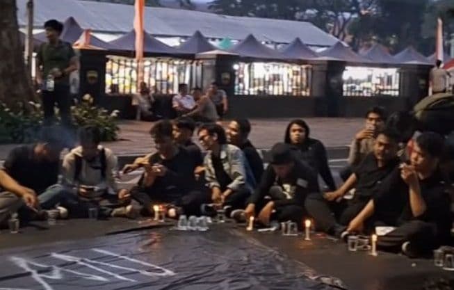 aksi_teatrikal_lilin_mahasiswa_sumut_menanti_tanggapan_dprd_soal_uu_tni