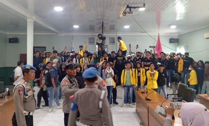 gagal_bertemu_pimpinan_dprd_siantar_massa_ancam_kembali_unjuk_rasa