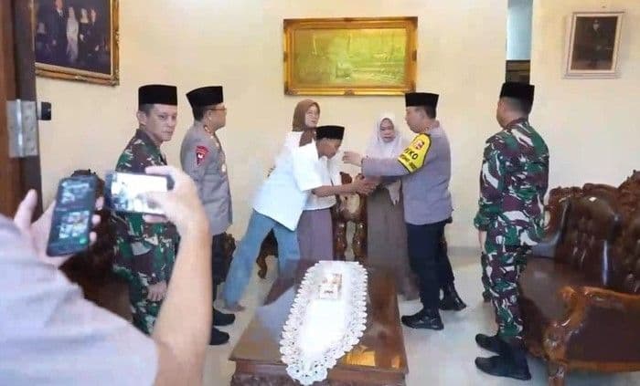 keluarga_sambut_baik_sepupu_alm_anumerta_ghalib_ditawarkan_jadi_polisi_