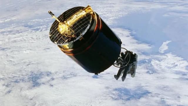 menegangkan_astronaut_nasa_berjalan_menangkap_satelit_di_luar_angkasa