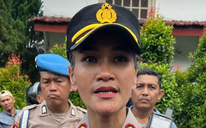 polisi_kawal_demo_mahasiswa_di_kantor_dprd_pematangsiantar_