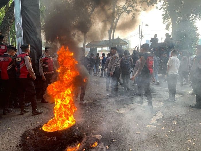 unjuk_rasa_tolak_revisi_uu_tni_di_sumut_diwarnai_aksi_bakar_ban