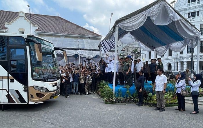 wali_kota_medan_lepas_1969_penumpang_mudik_gratis