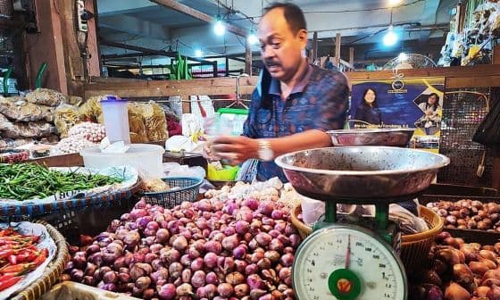 warga_minta_timbangan_milik_pedagang_delimas_lubuk_pakam_ditera_ulang_