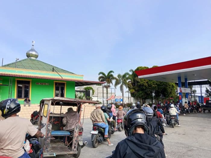 lebaran_spbu_di_kota_wisata_berastagi_dipadati_pengendara_mengantre