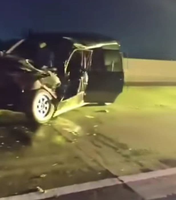 mobil_kijang_bawa_satu_keluarga_kecelakaan_di_tol_sei_rampah