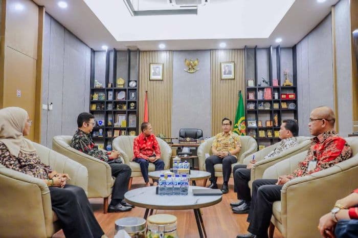 wali_kota_rico_waas_harap_apoteker_rutin_edukasi_soal_obat_dalam_negeri