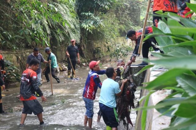 hari_bumi_2026_dlh_siantar_lakukan_aksi_bersih_sungai
