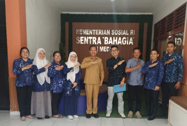 pemkab_toba_antar_berkas_kelengkapan_ke_sekolah_rakyat_sentra_bahagia_medan