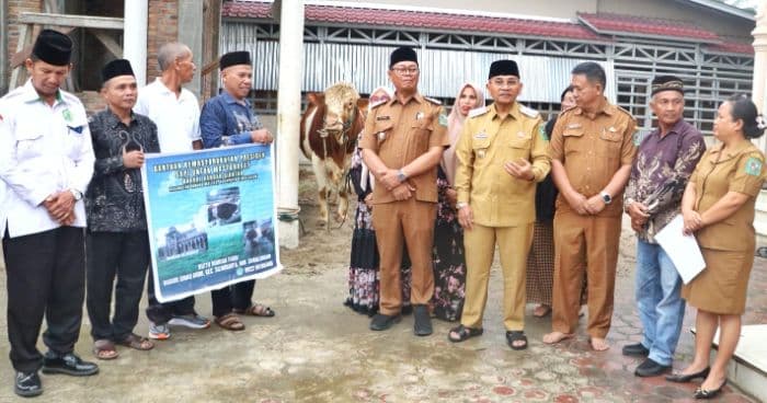 bupati_simalungun_serahkan_sapi_kurban_bantuan_presiden_di_gunung_malela