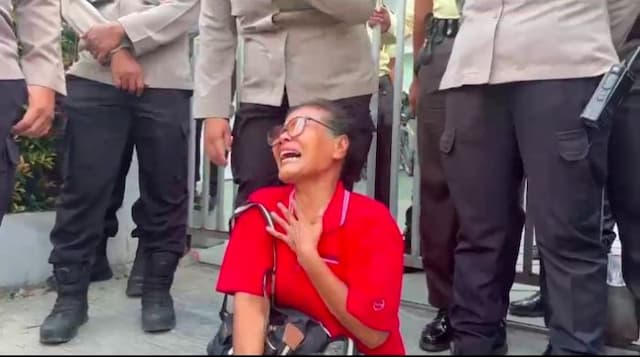 demo_korban_koperasi_swadarma_senilai_rp42_miliar_di_bni_pematangsiantar_ricuh_seorang_nasabah_pingsan_