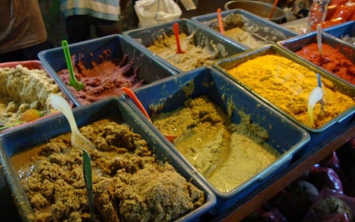 jelang_idul_adha_pedagang_bumbu_dan_daun_pisang_di_medan_kebanjiran_pembeli