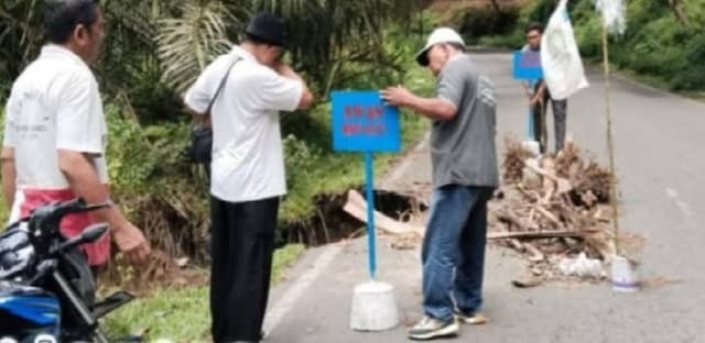 longsor_ancam_jalur_wisata_binjaibukit_lawang_pemerintah_desa_pasang_tanda_peringatan