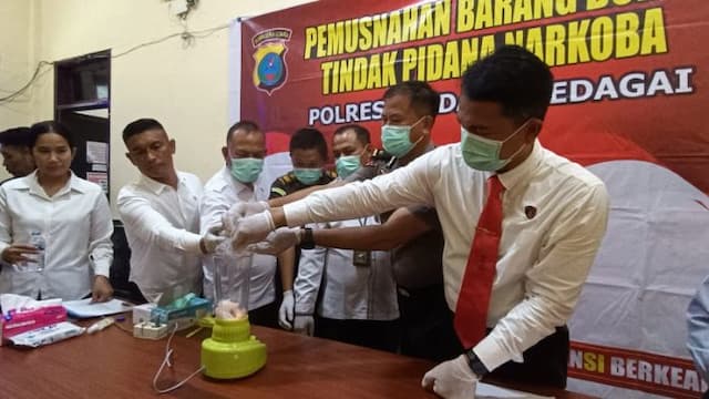 polisi_musnahkan_100_gram_sabu_dan_19_butir_ekstasi_di_sergai