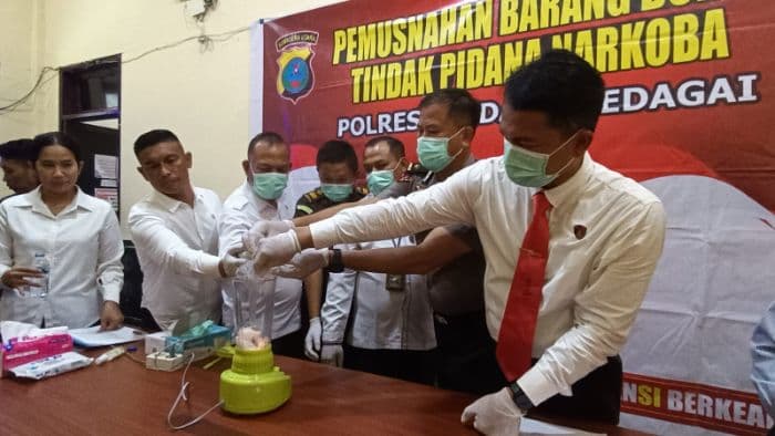 polisi_musnahkan_100_gram_sabu_dan_19_butir_ekstasi_di_sergai