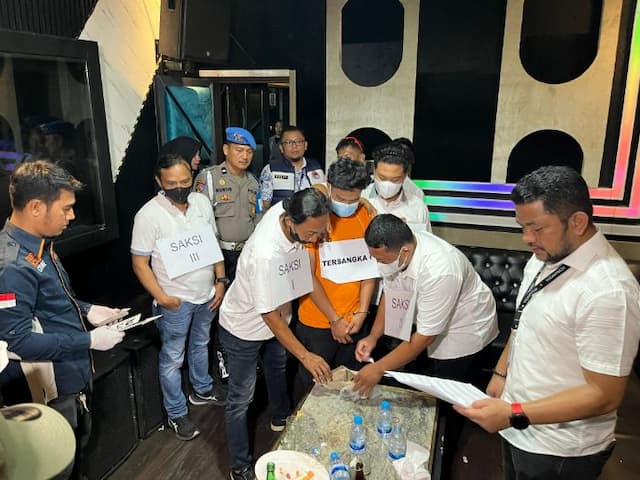 pra_rekonstruksi_kasus_narkoba_di_phantom_ktv_medan_polisi_temukan_miras_diduga_bercukai_palsu