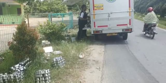 sopir_mobil_mbg_di_sergai_diduga_ugalugalan_ompreng_berserakan_di_bahu_jalan