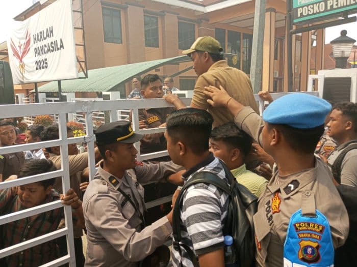 aksi_mahasiswa_padangsidimpuan_memanas_massa_nyaris_bentrok_dengan_petugas_kejari