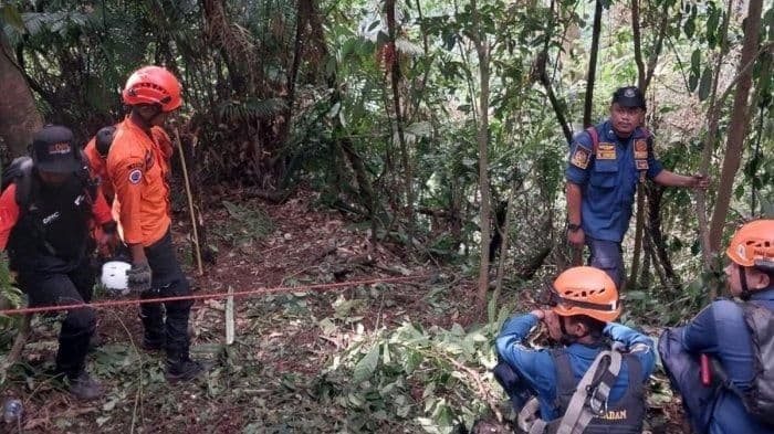 evakuasi_jenazah_pendaki_di_gunung_salak_terkendala_medan_terjal