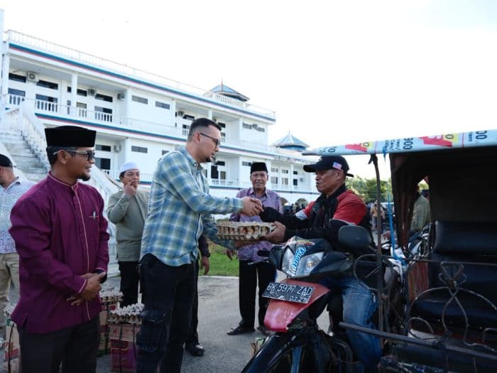 bupati_labusel_salurkan_60_paket_sembako_untuk_pengemudi_betor