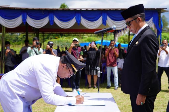 bupati_taput_lantik_23_pejabat_administrator_dan_pengawas_ini_daftar_camat_baru