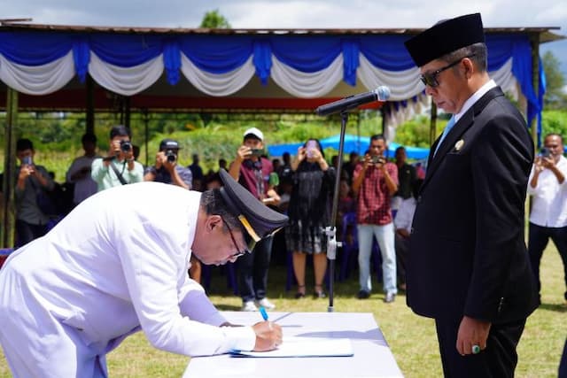 bupati_taput_lantik_23_pejabat_administrator_dan_pengawas_ini_daftar_camat_baru