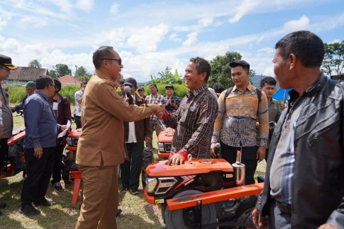bupati_taput_salurkan_bantuan_pertanian_masif_pangaribuan_dapat_500_ribu_bibit_kopi